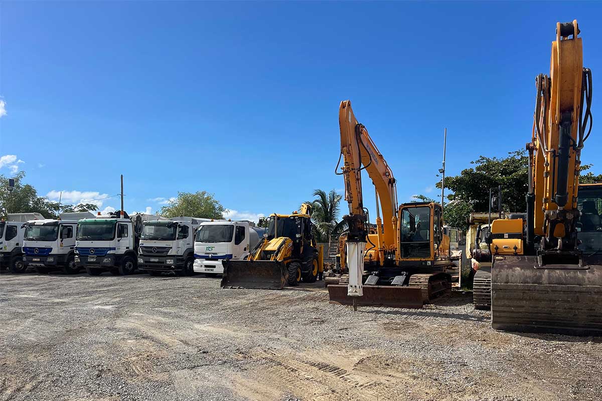 Camion polybenne XTREME CLEANING SERVICES à Saint-Martin