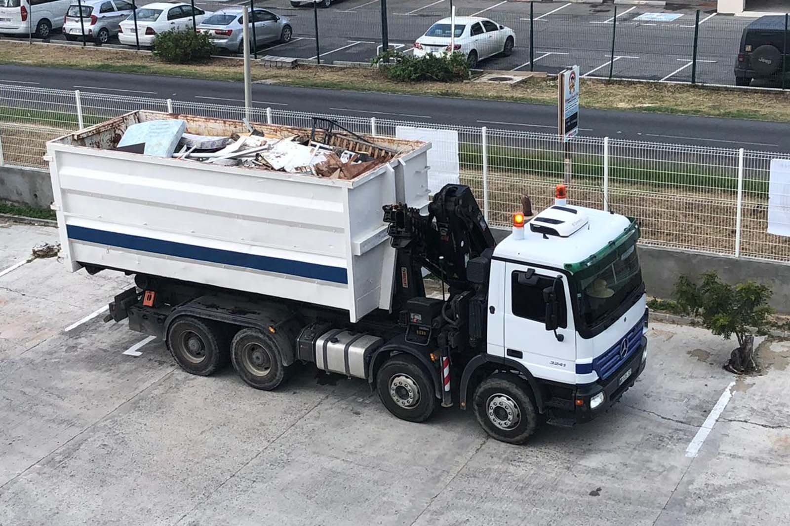 Benne XTREME CLEANING SERVICES livrée sur un chantier à Saint-Martin